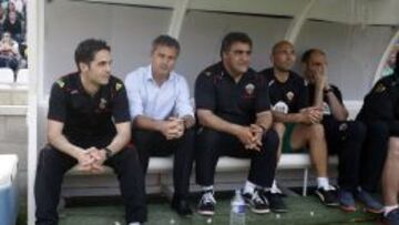 Fran Escribá en el banquillo durante un partido.