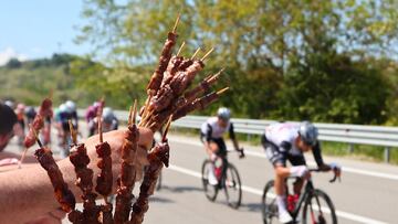 Brochetas de carne para los corredores del Giro