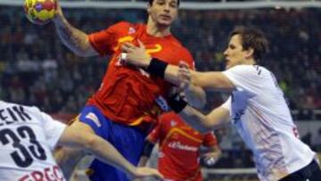 El lateral de España Alberto Entrerríos (i) intenta lanzar ante la oposición del lateral de Alemania Sven-Sören Christophersen (d), durante el encuentro de cuartos de final del Mundial de Balonmano España 2013, que se disputa hoy en el Pabellón Príncipe Felipe de Zaragoza.