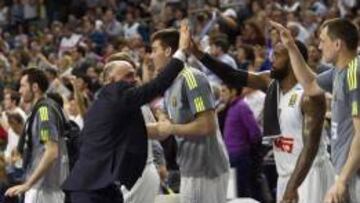 Pablo Laso felicita a sus jugadores tras ganar al Khimki con un gran ambiente en el Barclaycard Center.