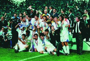 La plantilla del Madrid celebra la Champions recién ganada en el césped del Amsterdam Arena. En la imagen se ve a los jugadores risueños, alegres, contentos… pero si se fijan bien, en la lado derecho aparece Jupp Heynckes con cara de circunspecto. El técnico alemán no quería salir en la foto. Ya era un secreto a voces que no continuaría como técnico blanco.