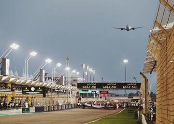 Un avión sobrevuela la parrilla de salida antes del inicio de carrera.