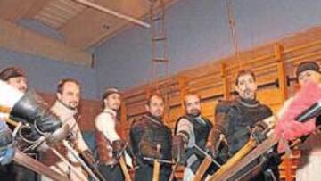<b>TODOS PARA UNO. </b>Los miembros de la Asociación Española de Esgrima Antigua lucen sus armas en el gimnasio donde practican.