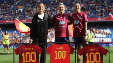 Alexia, Jenni y Paredes inmortalizan su centenario en Riazor