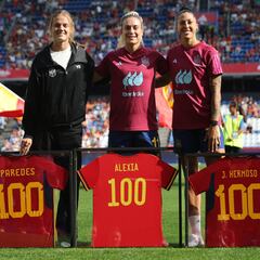 Alexia, Jenni y Paredes inmortalizan su centenario en Riazor