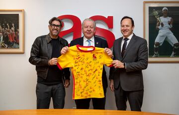 Desde la izquierda, Vicente Jiménez, director de AS, Bill Beaumont y Juan Carlos Martín 'Hansen' posan con la camiseta de España en la redacción de este diario. 