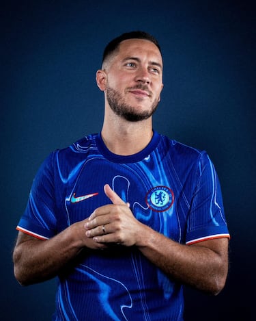 Hazard promociona la controvertida camiseta del Chelsea