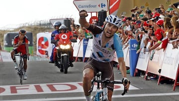 Pierre-Roger Latour celebra su victoria de etapa en el Alto de Aitana en la Vuelta a España.