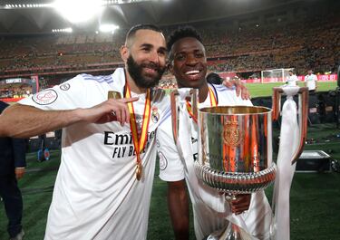 Benzema y Vinicius con la Copa.