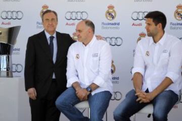 El presidente del Real Madrid, Florentino Pérez, y el técnico del Real Madrid de Baloncesto, Pablo Laso, hoy durante la entrega de coches oficiales Audi a toda la plantilla de baloncesto al completo, que ha tenido lugar junto al estadio Alfredo Di Stéfano.