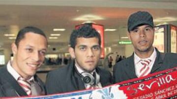 <b>A POR TODAS. </b>Los brasileños Adriano, Daniel Alves y Luis Fabiano apuestan por las semifinales tras aterrizan en Londres.