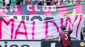 <b>FESTIVAL DE PANCARTAS EN HOMENAJE AL ÍDOLO</b> Cuando dio la vuelta olímpica, los seguidores aprovecharon para lucir sus pancartas. "Clónate, Maldini" y "Oh capitán, mi capitán" fueron las más vistas. Hubo hasta una en contra de Maldini de un sector enfrentado desde 2005 con él.
