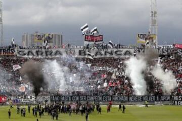 Miles de hinchas albos se hicieron presente en el Estadio Monumental.