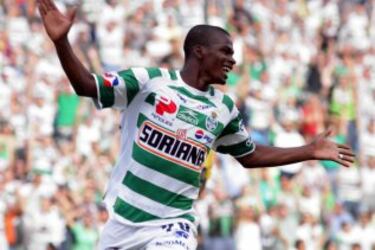 Estuvo con Santos del 2008 al 2015 convirtiéndose en referente del cuadro lagunero y marcando 66 goles con la camiseta de los de Torreón.