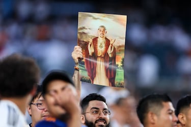Curioso cartel de un aficionado del Real Madrid presente en las gradas del Lincoln Financial Field.