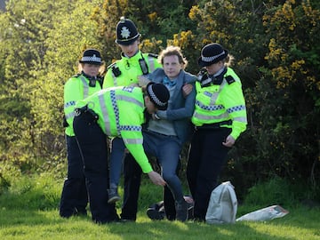 Un grupo de activistas han conseguido posponer el inicio de la carrera en el hipódromo de Aintree en Liverpool. Los manifestantes han sido desalojados por la policía. 