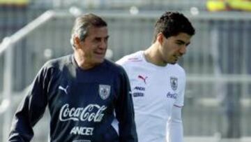 <b>FELICES. </b>Tabárez y Luis Suárez sonríen pensando en el podio.
