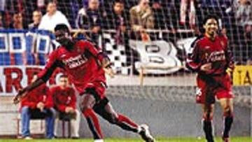 <b>EN RACHA</B>. Makukula marcó un gran gol de cabeza al Sevilla.