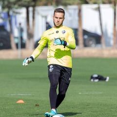 Álvaro Fernández deslumbra en la portería del Huesca