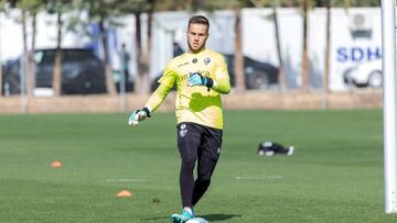Álvaro Fernández deslumbra en la portería del Huesca