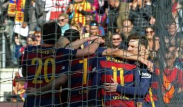 Celebración del primer tanto, gol en propia puerta de Juan Antonio Rodríguez.