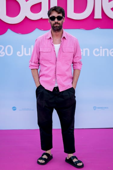 Juan Vidal posa en la alfombra rosa por el pase especial de la película ‘Barbie’ en el Gran Teatro CaixaBank.   
 
 