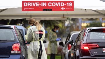 Yverdon-les-bains (Switzerland Schweiz Suisse), 05/11/2020.- A health worker collects a nose swab sample for a polymerase chain reaction (PCR) test at a drive-in coronavirus testing facility in front of the eHnv hospital (Etablissements Hospitaliers du No