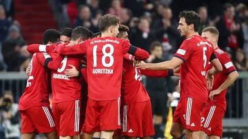 Soccer Football - Bundesliga - Bayern Munich v Schalke 04 - Allianz Arena, Munich, Germany - February 9, 2019  Bayern Munich&#039;s Robert Lewandowski celebrates with team mates after Schalke&#039;s Jeffrey Bruma scored an own goal and Bayern Munich&#039;