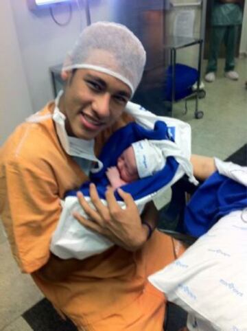 Neymar con su hijo recién nacido.