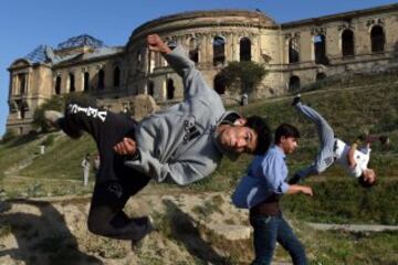 Jóvenes afganos practican sus habilidades de parkour en frente de las ruinas del Palacio Darul Aman en Kabul. Parkour, que se originó en Francia en la década de 1990 y también se conoce como libre en ejecución, consiste en conseguir alrededor de los obstáculos urbanos con una mezcla de ritmo rápido de saltar, saltar, correr y rodar.