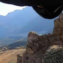 Álex Villar atraviesa el arco de Piedrafita con su traje de alas a más de 200km/h