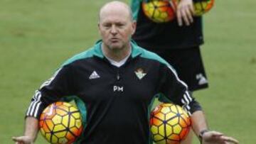 Pepe Mel con los balones de invierno.