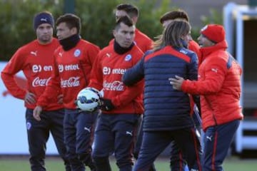 La Selección llegó a Londres después de esperar mucho en el aeropuerto e inmediatamente se trasladó al centro de entrenamientos del Arsenal. Alexis Sánchez fue el guía.