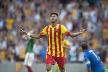 El delantero brasileño del FC Barcelona, Neymar jr., celebra la consecución de su primer gol ante el Athletic Club, durante el partido de la tercera jornada de Liga de Primera División disputado esta tarde en el Camp Nou de Barcelona