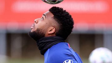 Lemar hace ejercicios con un bal&oacute;n en un entrenamiento.