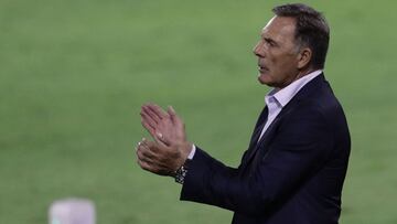 Boca Juniors' team coach Miguel Angel Russo claps his hands during an Argentine Professional Football League match agsinst Velez Sarsfield at La Bombonera stadium in Buenos Aires, on March 7, 2021. (Photo by ALEJANDRO PAGNI / AFP)