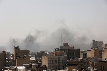 El humo se eleva tras una explosión, después de que Israel y Estados Unidos lanzaran ataques contra Irán, en Teherán, Irán.