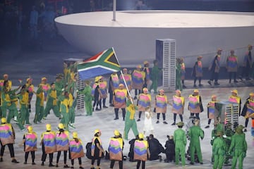 . Rio De Janeiro (Brazil), 05/08/2016.- Flag bearer Wayde van Niekerk of South Africa during the Opening Ceremony of the Rio 2016 Olympic Games at the Maracana Stadium in Rio de Janeiro, Brazil, 05 August 2016. (Brasil) EFE/EPA/TATYANA ZENKOVICH