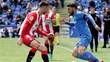 GRAF5321. GETAFE (MADRID), 29/04/2018.- El defensa del Girona, Pedro Alcalá (i), trata de robar el balón al delantero del Getafe, Jorge Molina (d), durante el partido de La Liga Santander correspondiente a la jornada 35 que se disputa en el