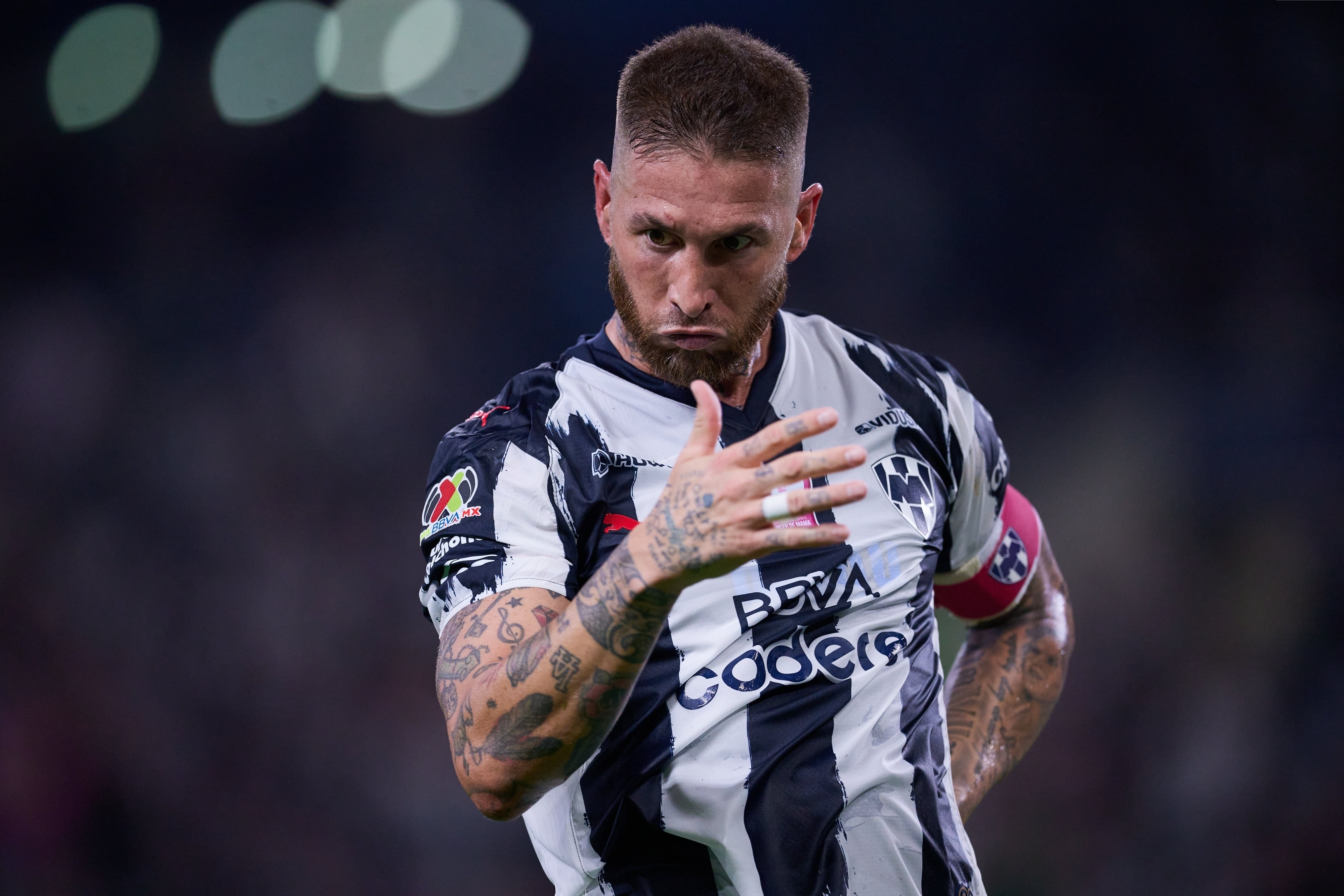                 Sergio Ramos celebra su gol durante el partido de la jornada 13 entre Monterrey y Pumas UNAM como parte de la Liga BBVA MX, Torneo Apertura 2025 en el Estadio BBVA Bancomer el 18 de octubre de 2025 en Monterrey, Nuevo León, México.