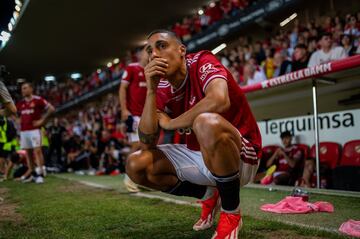 Los jugadores del Nástic de Tarragona desolados en el terreno de juego del estadio de Montilivi.