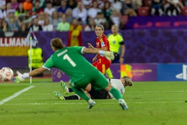 Aitana Bonmatí recibió un pase interior de Athenea, dejó pasar la pelota para romper a Knaak y casi sin ángulo decide soltar el derechazo al palo corto en vez de dar el pase de la muerte. ¡Un gol que ha valido una final!