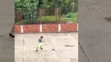 Un usuario en TikTok grabó como la señora disfrutaba con el niño el futbol y para sorpresa de muchos, tiene habilidad para el balompié.