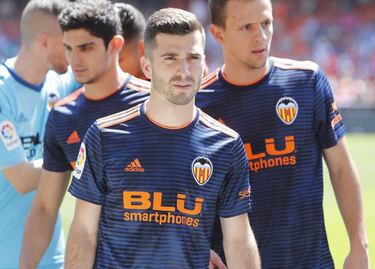 Valencia model their new centenary year away kit