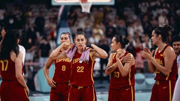La Selección femenina después de lograr su pase a cuartos como primera de grupo. En el centró, María Araújo, María Conde y Andrea Vilaró.