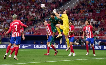 Jan Oblak despeja de puños ante la oposición de chris Ramos y Rominigue Kouame.