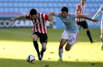 El jugador del Celta de Vigo Borja Fernández, pugna por el balón con Susaeta de Athletic de Bilbao, durante el partido de ida de los octavos de final de la Copa del Rey de Fútbol que ambos quipos disputaron hoy en el estadio de Balaidos.