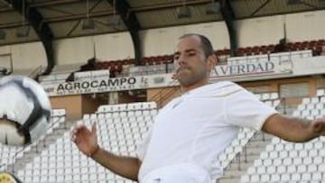 El fichaje estrella del Albacete Balompié, el ex-delantero del Málaga Salva Ballesta, ha declarado hoy que espera jugar el año que viene en Primera, en el acto de presentación como nuevo jugador del club manchego.