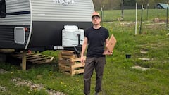 Ganaba 150.000 dólares al año pero la IA lo dejó en la calle: ha sido rechazado en 800 empleos y ahora vive en una caravana