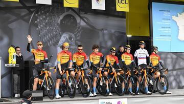 Los corredores del Bahrain-McLaren, antes de tomar la salida de una etapa en París-Niza.